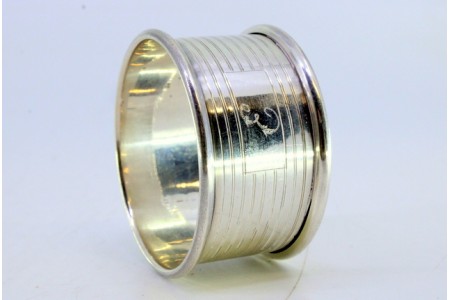 Argola de guardanapo em prata com bandas frisadas na envolvência.